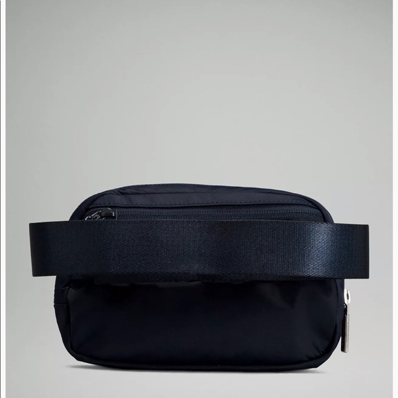 LAST ONE- Lululemon Everywhere Belt Bag in True Navy colour. NWT - Picture 4 of 5